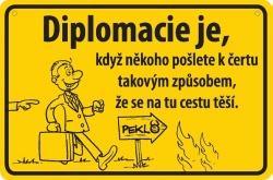 Vtipná cedulka: Diplomacie je, když někoho pošlete k čertu takovým způsobem, že se na to těší
